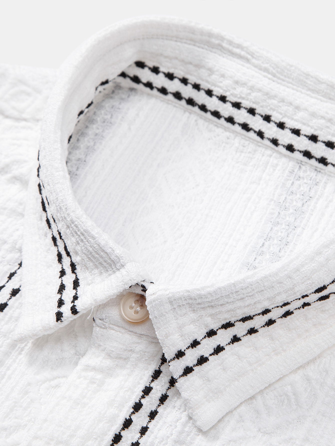 Camisa de jacquard a rayas geométricas con botones y pantalones de lino de pierna recta