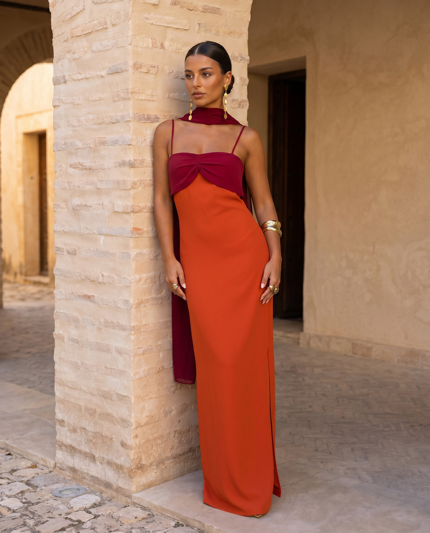 Brunella - Vestido Naranja con Escote Rojo