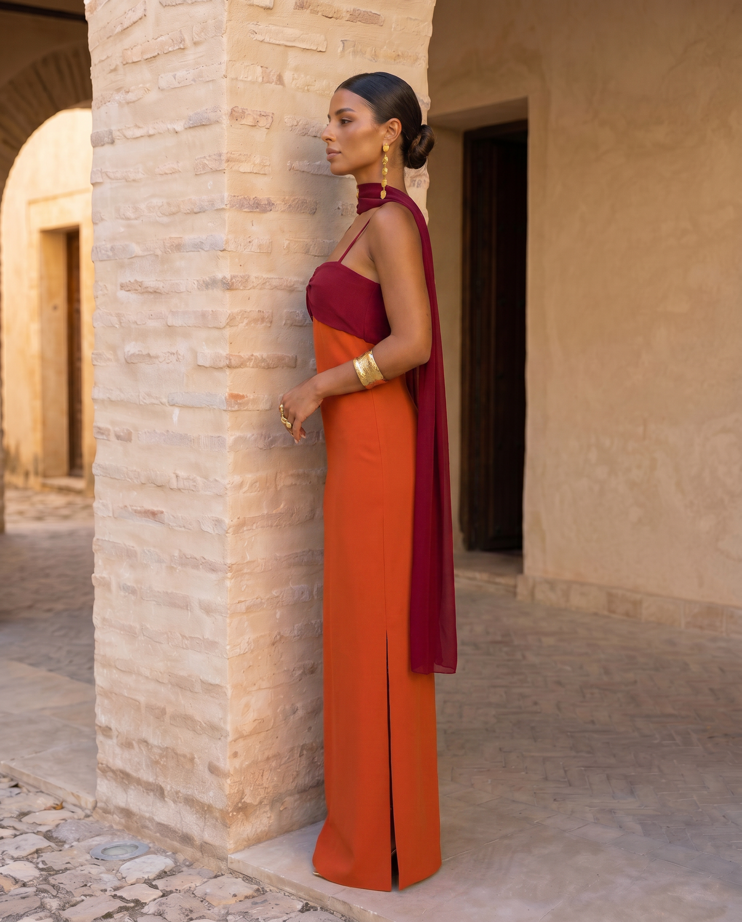 Brunella - Vestido Naranja con Escote Rojo