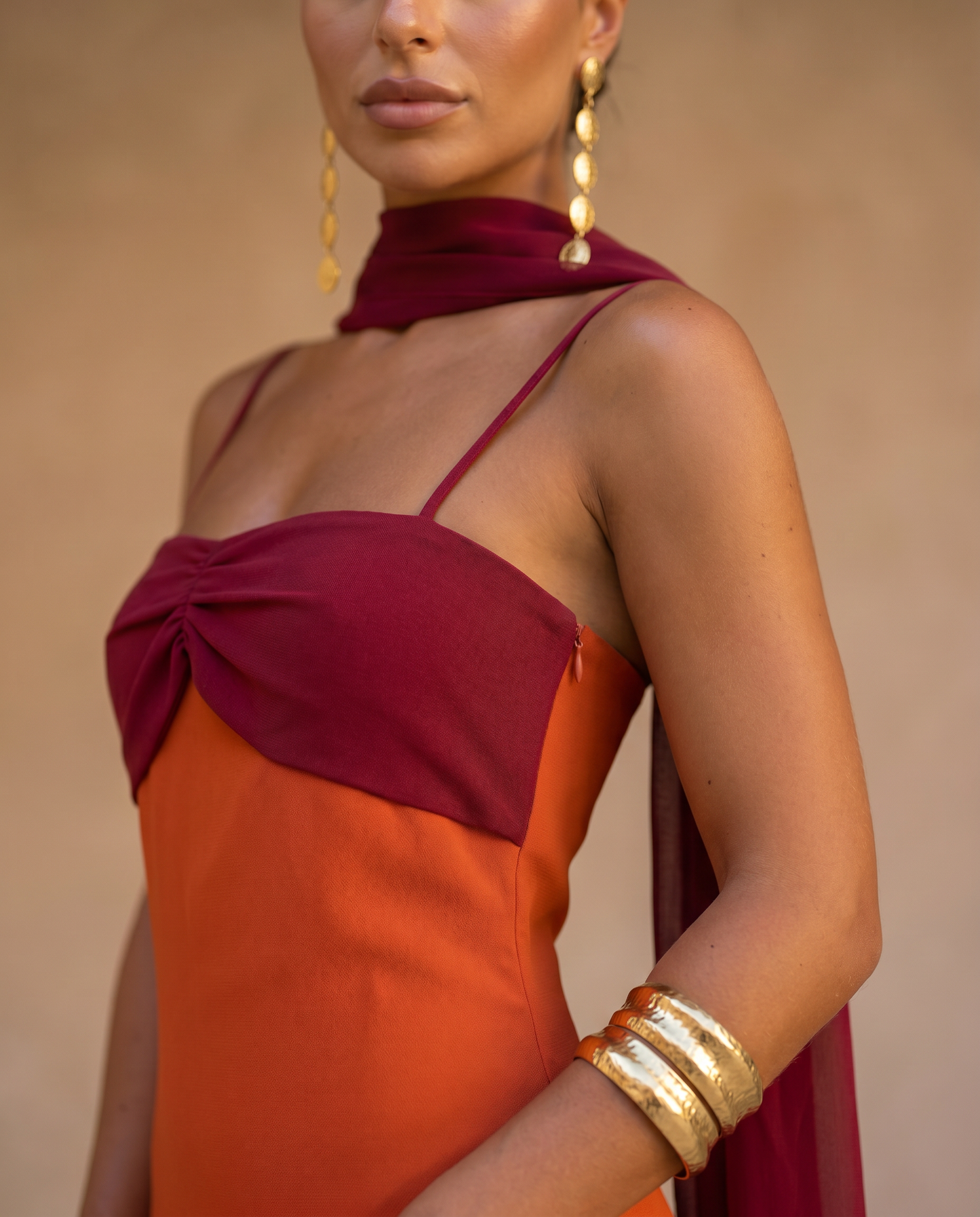 Brunella - Vestido Naranja con Escote Rojo